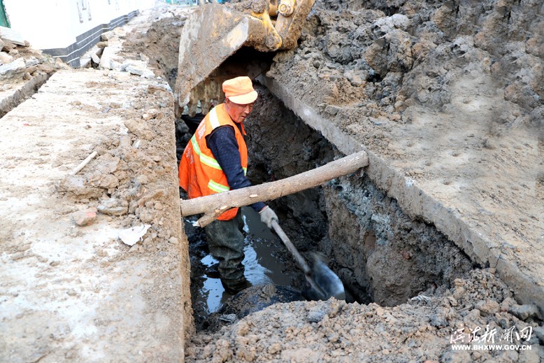 朝陽路雨水管道修建施工現(xiàn)場