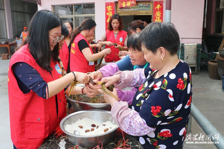 東坎街道蔬菜社區(qū)志愿者走進(jìn)陽光敬老院