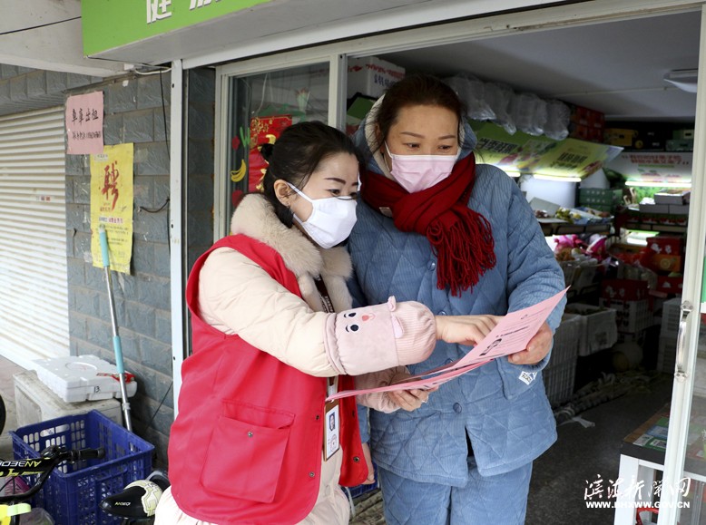 南湖社區(qū)向居民宣傳如何防控疫情