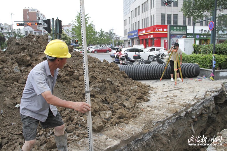 景湖路雨水管道施工現(xiàn)場