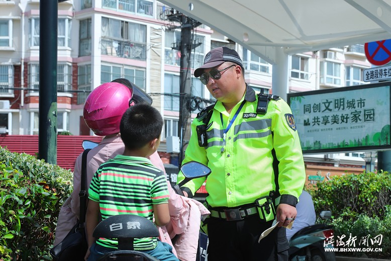 縣公安局交巡警大隊重抓“一盔一帶”專項整治行動