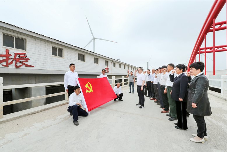 濱海港鎮(zhèn)振東村黨總支組織黨員開(kāi)展“賡續(xù)紅色血脈，踐行初心使命”活動(dòng)