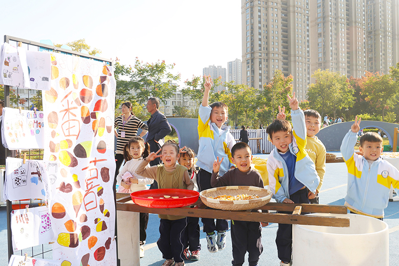 縣幼兒園西湖路分園開展“萌娃曬秋樂享豐收”活動