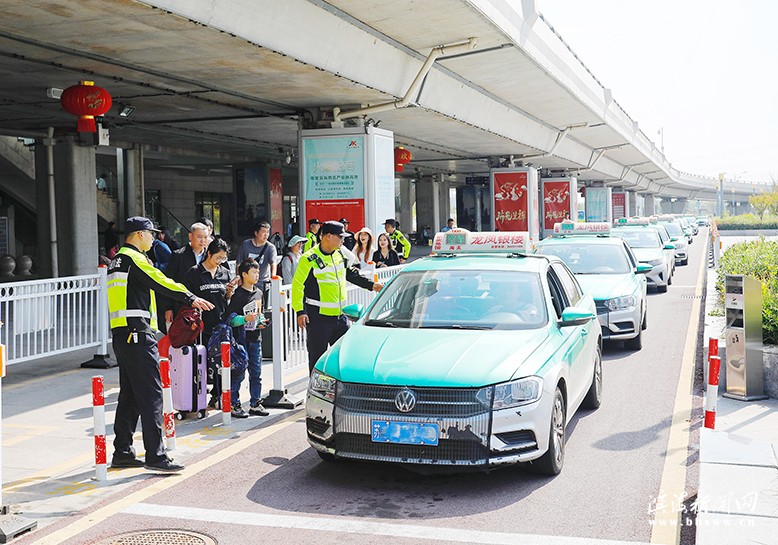 縣交通運(yùn)輸綜合行政執(zhí)法大隊(duì)開展出租車市場經(jīng)營秩序?qū)ｍ?xiàng)整治行動