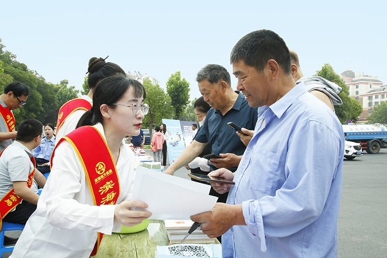 我縣舉行“守住錢袋子護(hù)好幸福家”防范非法集資及金融領(lǐng)域平安建設(shè)廣場宣傳日活動