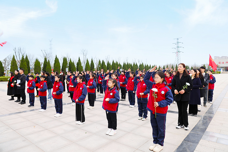 兩單位開展祭掃革命先烈活動(dòng)